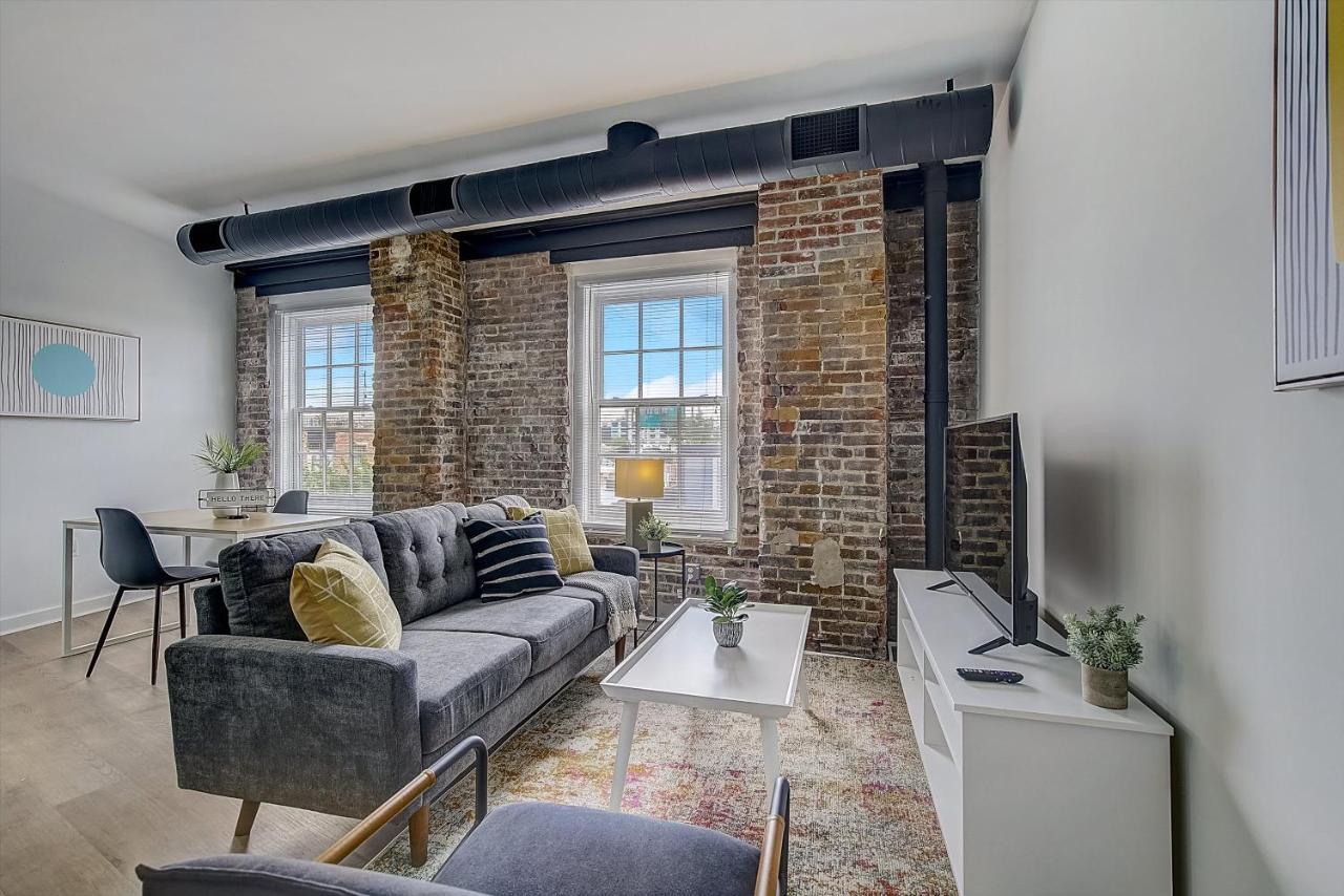 Frontdesk I Carriage Wheel Lofts Apts Philadelphia Room photo